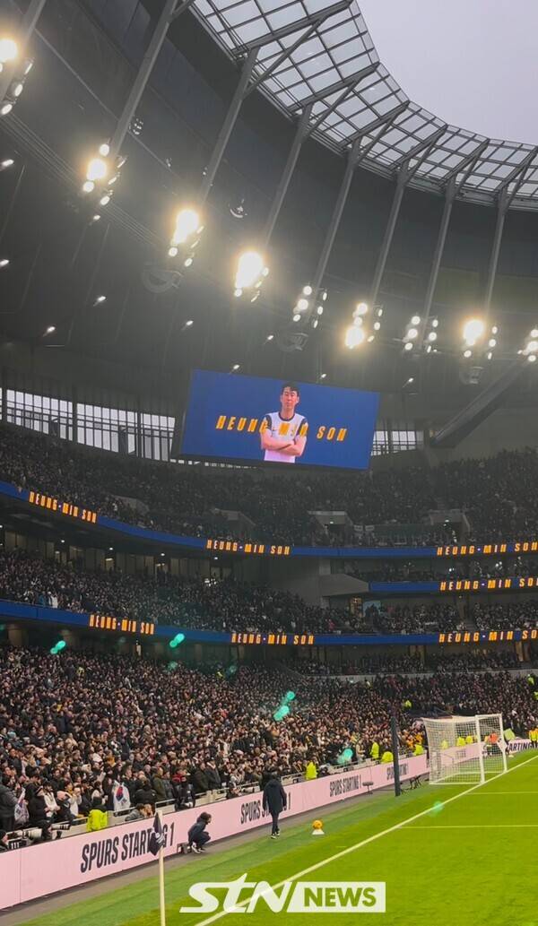 손흥민의 소개 영상이 지난달 30일 울버햄튼과의 2024/25시즌 프리미어리그(EPL) 19라운드 경기가 치러진 토트넘 홋스퍼 스타디움에서 송출되고 있다. 사진┃STN뉴스