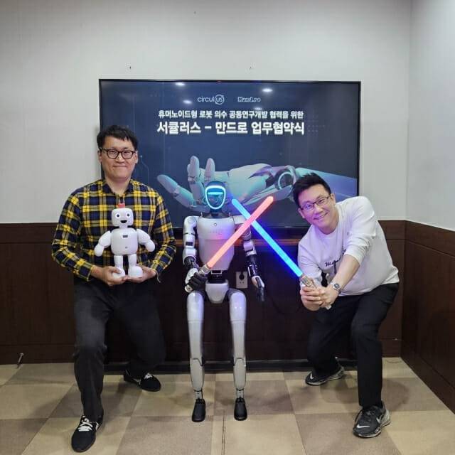 박종건 서큘러스 대표(왼쪽)와 이상호 만드로 대표(오른쪽)이 업무협약을 맺고 기념 사진을 찍고 있다. (사진=만드로)