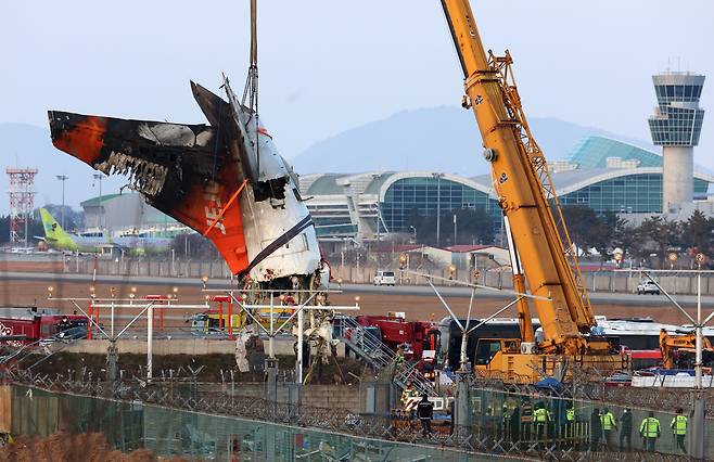제주항공 여객기 참사 6일째인 3일 오후 전남 무안국제공항 사고 현장에서 동체의 꼬리날개 부분 인양 작업이 진행되고 있다. /연합뉴스