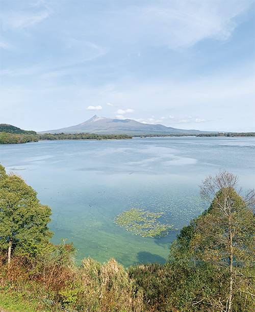 오르막 도로의 끝에서 바라다본  고누마 호수 전경