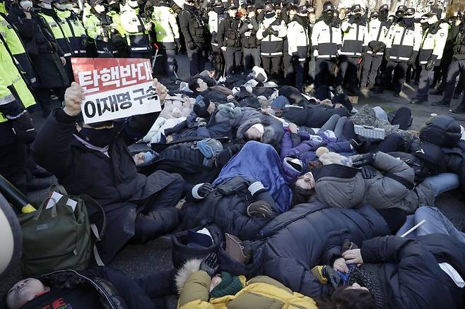 2일 서울 용산구 한남동 대통령 관저 입구에서 윤석열 대통령 지지자들이 공수처의 체포 집행에 항의하며 드러누워 있다. /사진=뉴시스화상