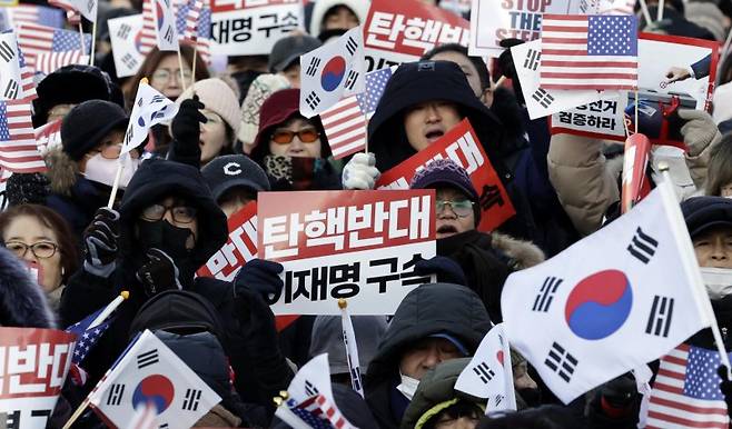 고위공직자범죄수사처(공수처)가 윤석열 대통령 체포영장 집행을 시도한 3일 서울 용산구 관저 앞에서 윤 대통령 지지자들이 체포영장 집행에 반대하는 집회를 열고 구호를 외치고 있다. 2025.01.03. /사진=뉴시스