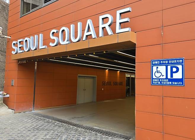 ‘모두미술공간’은 왼쪽 주차장으로 들어와 엘리베이터를 이용하면 가깝다.