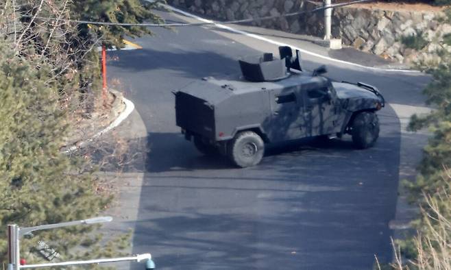 고위공직자범죄수사처가 윤석열 대통령의 체포영장 집행을 시도한 3일 서울 용산구 한남동 대통령 관저 경내에서 소형 전술 차량이 이동하고 있다. 연합뉴스