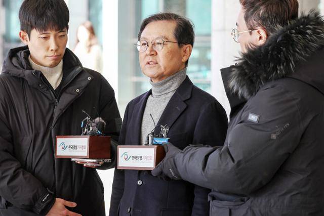 윤석열 대통령의 법률대리인 윤갑근 변호사가 지난해 12월 31일 서울 서초구 서울고등검찰청 앞에서 윤 대통령에 대한 법원의 체포영장 발부 관련 입장을 밝히고 있다. 뉴스1