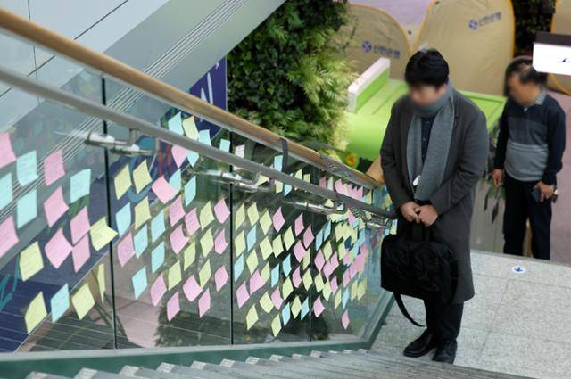 제주항공 여객기 참사 엿새째인 3일 오전 전남 무안국제공항 대합실 계단에 희생자를 추모하는 메시지가 붙어있다. 연합뉴스