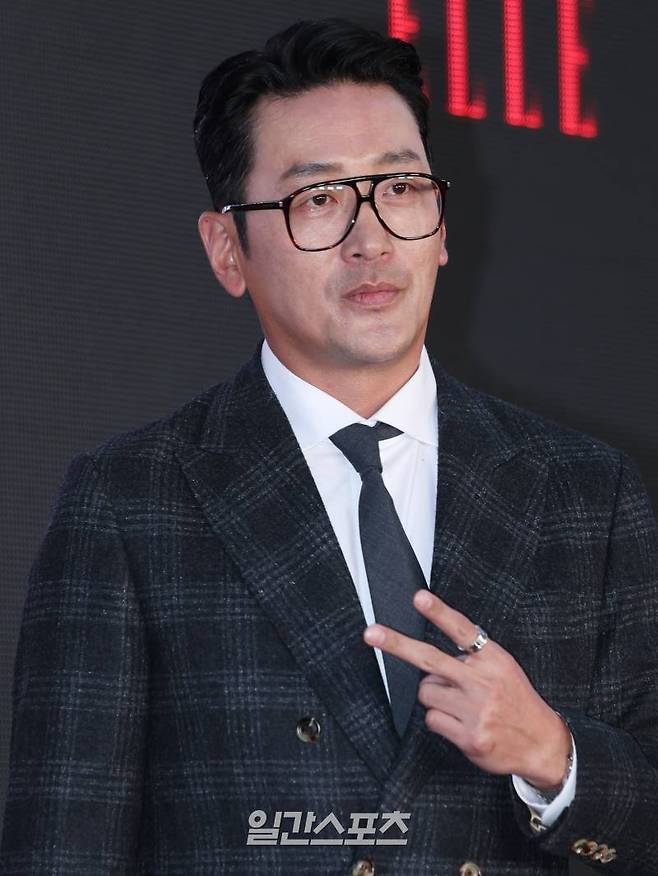 배우 하정우가 17일 오후 서울 성동구 에스팩토리에서 열린 '엘르 스타일 어워즈 2024(ELLE STYLE AWARDS 2024)' 포토월 행사에 참석해 포즈를 취하고 있다. 서병수 기자 qudtn@edaily.co.kr /2024.10.17/