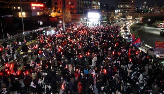 윤 대통령 지지자들이 2일 서울 한남동 대통령 관저 앞에서 영장 저지 집회를 열고 있다. [뉴시스]