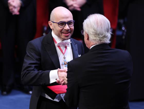 지난해 12월 스웨덴 칼 16세 구스타프 국왕으로부터 노벨 화학상을 수상하는 데미스 허사비스 구글 딥마인드 최고경영자. [뉴스1]