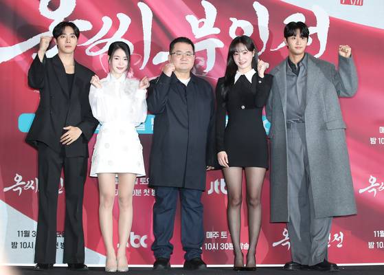 JTBC '옥씨부인전' 출연진과 감독. 배우 추영우(왼쪽부터)와 임지연, 진혁 PD, 연우, 김재원. 사진 뉴스1