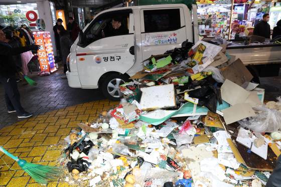 지난달 31일 서울 양천구 목동깨비시장에 차량이 돌진해 관계자들이 사고 수습작업을 하고 있다.   경찰과 소방에 따르면 이날 오후 4시 18분에 서울 양천구 목동깨비시장 후문에서 70대 남성 A씨가 운전하던 에쿠스 차량 1대가 돌진하는 사고가 발생했다. 뉴스1