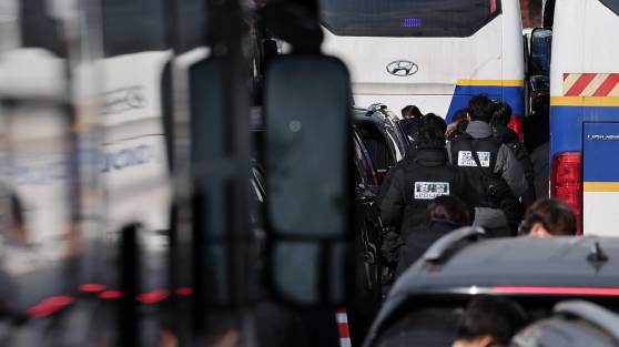 3일 오후 서울 용산구 한남동 대통령 관저에서 고위공직자범죄수사처(공수처) 수사관들이 윤석열 대통령 체포영장 집행을 중지하자 경찰이 관저를 이동하고 있다. 뉴스1