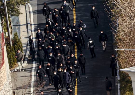공수처의 윤석열 대통령에 대한 체포영장 집행이 중지된 3일 오후 서울 용산구 한남동 대통령 관저에서 관계자들이 철수하고 있다. 전민규 기자