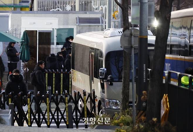 공수처 수사관들이 윤석열 대통령에 대한 체포영장 집행에 나선 3일 경찰들이 서울 한남동 대통령 관저 입구에 배치돼 있다. 문재원 기자