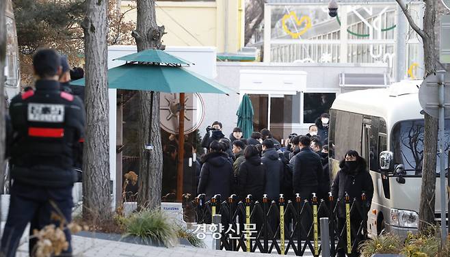 윤석열 대통령에 대한 체포영장 집행에 나선 고위공직자범죄수사처 수사관들이 3일 서울 용산구 한남동 대통령 관저 입구를 통과해 진입하고 있다.