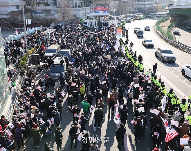 고위공직자범죄수사처가 윤석열 대통령에 대한 체포영장 집행에 나선 3일 서울 용산구 한남동 대통령 관저 인근에 윤 대통령 지지자들이 모여 있다. 김창길 기자