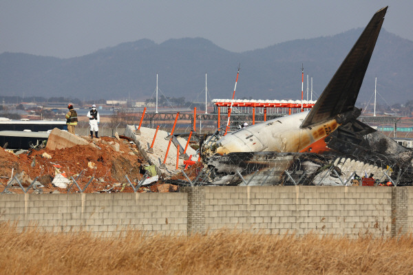 지난달 29일 오후 전남 무안군 무안국제공항에서 착륙 도중 충돌 후 폭발한 항공기의 잔해.연합뉴스