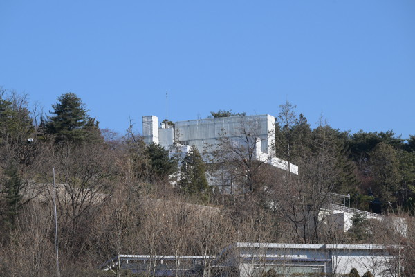 윤석열 대통령이 머무르는 서울 한남동 관저가 2일 나무들 사이로 보인다. 관저 인근에선 고위공직자범죄수사처의 윤 대통령 체포영장 집행을 저지하려는 지지자들이 농성을 벌였다. 최현규 기자