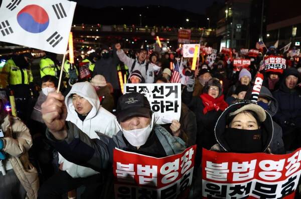 윤석열 대통령 지지자들이 3일 서울 용산구 한남동 대통령 관저 입구에서 고위공직자범죄수사처의 체포영장 집행을 막기 위해 집회를 열고 있다. 연합뉴스