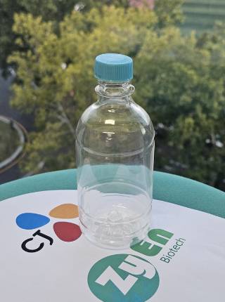 분해한 플라스틱 소재를 재합성해 만든 페트병 /사진=과기정통부 (김경진 경북대 교수)