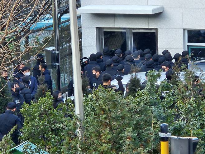 이대환 고위공직자범죄수사처(공수처) 부장검사 등 공수처 수사관들이 3일 오전 8시 30분 경 서울 용산구 한남동 대통령 관저 검문소에 진입해 윤석열 대통령에 대한 체포영장을 집행하려 하자 육군 수도방위사령부 55경비단 병력이 수사관들을 둘러싸 저지하고 있다. /사진=뉴스1