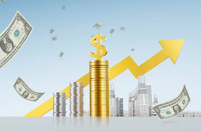 심리적 마지노선으로 여겨지던 원/달러 환율 1400원선이 '뉴노멀'로 자리잡으면서 지난해에만 달러보험에 1조원 가까운 뭉짓돈이 몰리는 등 킹달러 바람을 탄 새로운 재테크 수단도 눈길을 끈다./그래픽=이미지투데이