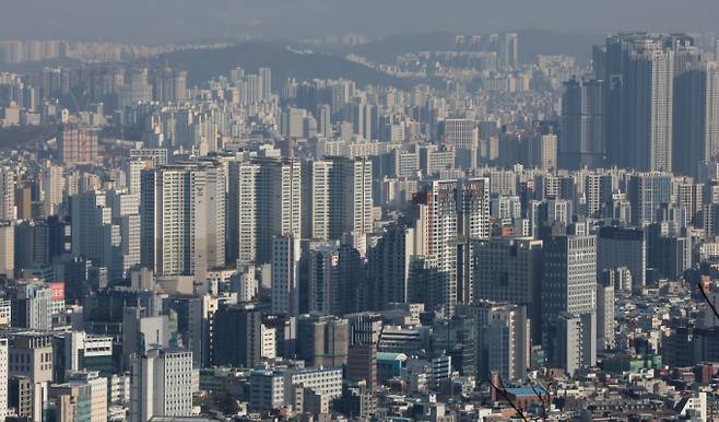 지난달 30일 기준 전국 아파트값이 7주 연속 하락세를 보였다. 서울 주요지역인 강남3구와 마용성도 상승률이 둔화했다. 사진은 서울 남산에서 바라본 아파트 단지 모습. /사진=뉴스1