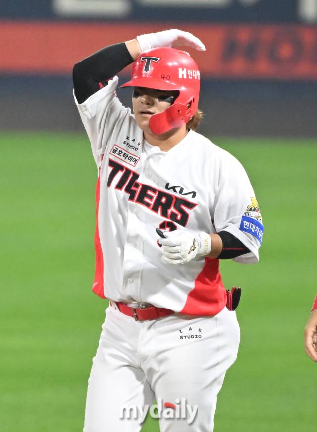 28일 오후 광주광역시 임동 광주기아챔피언스필드에서 진행된 '2024 프로야구 KBO리그 포스트시즌' 한국시리즈 5차전 KIA타이거즈와 삼성라이온즈의 경기. 기아 김선빈이 7회말 안타를 친 뒤 환호하고 있다. /광주=송일섭 기자 andlyu@mydaily.co.kr