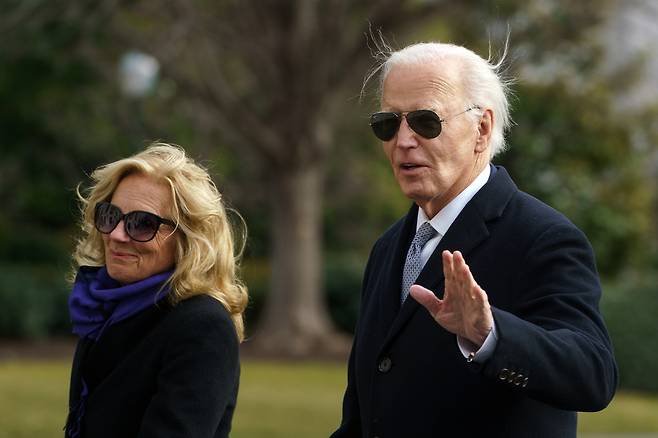 조 바이든 대통령과 질 바이든 여사가 2일(현지시간) 대통령 전용 헬기 마린원을 타고 워싱턴 DC 백악관으로 돌아오고 있다.[EPA]