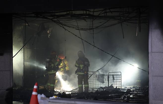 3일 경기 성남시 분당구 야탑동 한 복합건축물 화재현장에서 소방관들이 진화작업을 하고 있다.  [연합]