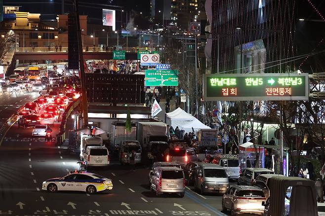 윤석열 대통령에 대한 공수처의 체포영장 집행이 불발된 3일 오후 서울 용산구 대통령 관저 인근 한남오거리에서 북한남삼거리 방향 한남대로 전 차로가 대통령 체포 및 탄핵 찬반집회로 인해 통제되고 있다. [연합]