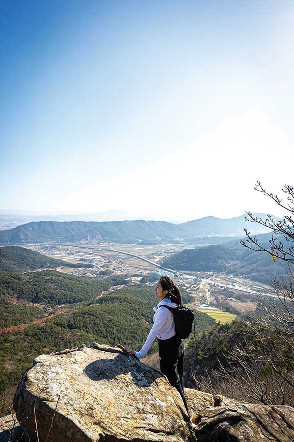 금술샘 아래 조망터에서 바라본 들머리 예산군 덕산면 시량리 일대. 사진 중앙 마루금 바로 뒤에 충남도청 소재지 내포신도시가 숨어 있다. 