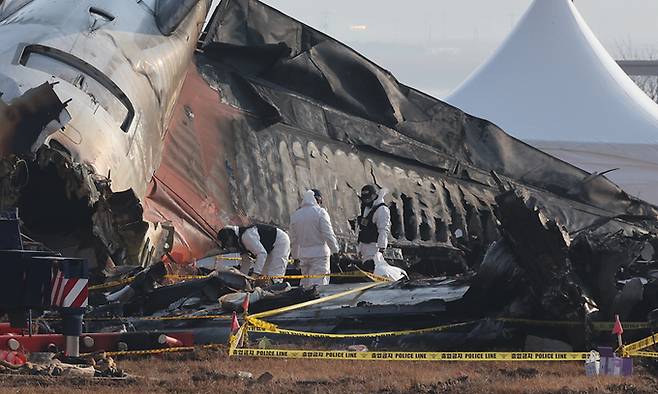 지난 2일 전남 무안국제공항 제주항공 여객기 참사 현장에서 경찰 과학수사대원들이 현장을 조사하고 있다. 뉴스1