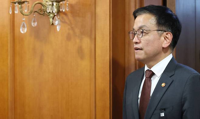 최상목 대통령 권한대행 부총리 겸 기획재정부 장관이 3일 서울 종로구 정부서울청사에서 필립 골드버그 주한미국대사, 제이비어 브런스 한미연합사령관 겸 주한미군사령관과 면담을 위해 입장하고 있다. 뉴시스