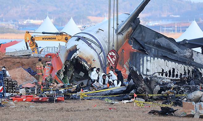 3일 전남 무안군 무안국제공항 제주항공 여객기 사고 현장에서 꼬리날개 인양 준비 작업과 국과수와 경찰 과학수사대의 감식이 함께 진행되고 있다. 연합뉴스