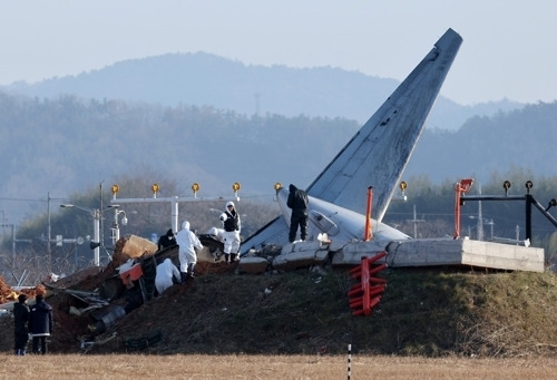 1일 오후 전남 무안군 무안국제공항 제주항공 여객기 참사 현장에서 국토부 항공철도사고조사위원회 관계자 등이 방위각시설(로컬라이저)이 있는 콘크리트 둔덕을 살피고 있다.  연합뉴스