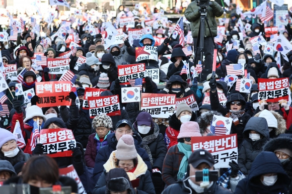 한남동 관저 앞에 모인 윤 대통령 지지자들 - 고위공직자범죄수사처가 윤석열 대통령에 대한 체포영장 집행에 나선 3일 서울 용산구 한남동 대통령 관저 인근에 윤석열 대통령 지지자들이 모여 있다.  2025.1.3  연합뉴스