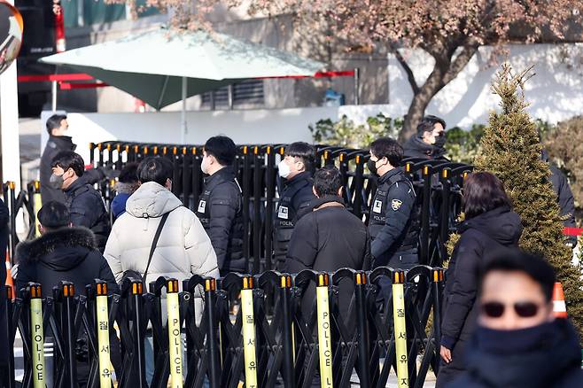 고위공직자범죄수사처가 윤석열 대통령의 체포영장 집행을 시도했던 1월3일 서울 용산구 한남동 대통령 관저에 진입했던 경찰 병력이 나오고 있다. ⓒ 연합뉴스