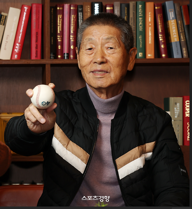 김성근 최강야구 감독이 스포츠경향과 신년 인터뷰 뒤  포즈를 취하고 있다. 정지윤 선임기자