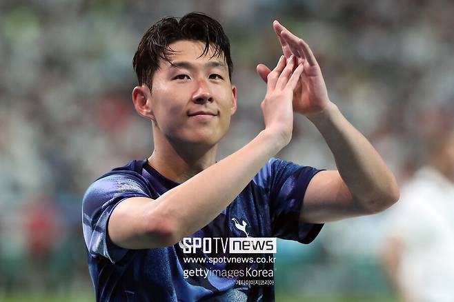 ▲ 손흥민의 이적 소식이 새해가 밝으면서 다시금 주목받고 있다. 알려진대로 손흥민은 이번 시즌을 끝으로 토트넘과 계약이 끝난다. 1년 연장 옵션을 발동할 권한을 토트넘이 가지고 있는데, 이마저도 고민하는 듯 해를 넘길 때까지 의사를 밝히지 않고 있다.&nbsp;