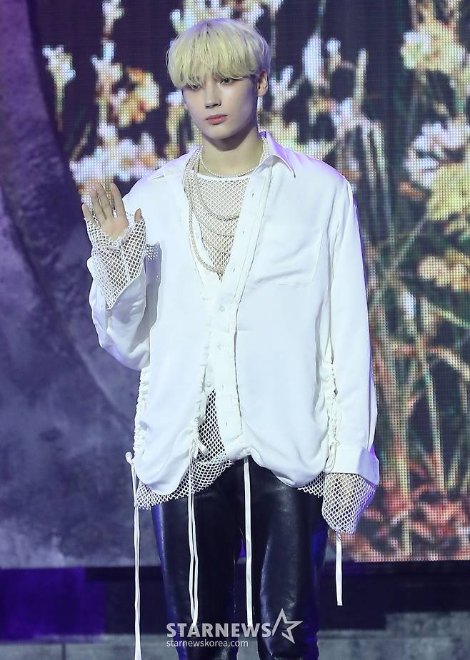 보이 그룹 투모로우바이투게더(TXT) 휴닝카이가 12일 오후 서울 동대문구 회기동 경희대학교 평화의 전당에서 진행된 정규 3집 '이름의 장: FREEFALL' 발매 기념 쇼케이스에 참석해 포즈를 취하고 있다.   투모로우바이투게더의 이번 앨범 타이틀곡 'Chasing That Feeling'은 1980년대 감성의 뉴 웨이브 장르 곡이다.  2023.10.12 /사진=김창현