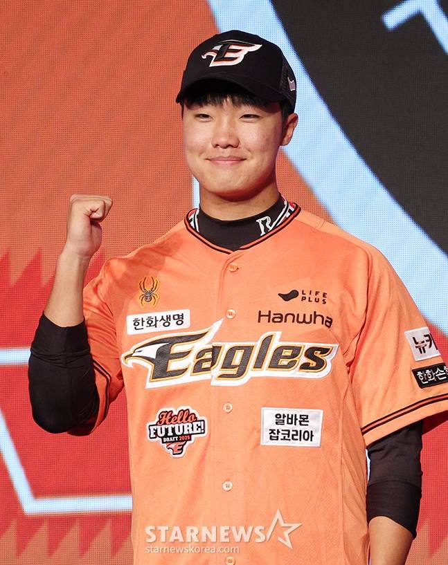 'KBO 2025 신인 드래프트'가 지난해 9월 서울 송파구 롯데호텔 월드 크리스탈 볼룸에서 열렸다.  전체 2순위로 한화에 지명된 전주고 정우주가 포토타임을 갖고 있다. /사진=김진경 대기자