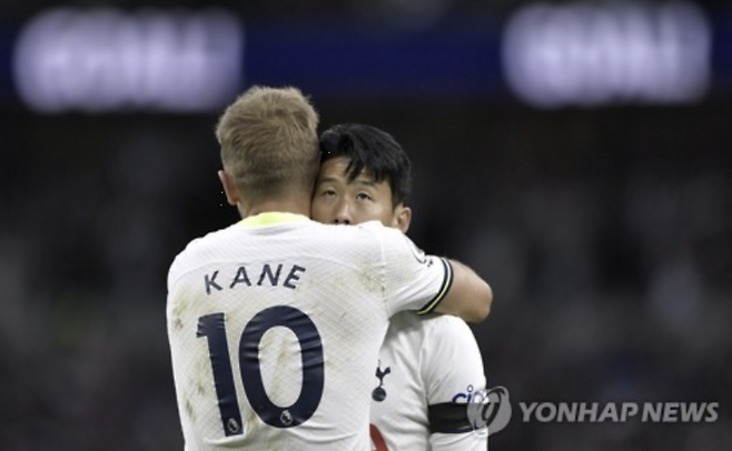 지난 2001년부터 2005년까지 토트넘 홋스퍼에서 골키퍼로 활약했으며 지금도 토트넘에 애정을 갖고 있는 유명 골키퍼 선배가 손흥민의 현 소속팀 잔류를 예상했다. 영국 매체 '스포츠몰'은 3일 "토트넘의 주장 손흥민이 소속팀과 계약이 6개월에 접어들었다. 그런도 불구하고 케이시 켈러는 손흥민이 북런던에서 선수 생활을 이어 갈 것이라고 말했다"라고 보도했다.&nbsp;켈러는 미국 국가대표 출신으로 브래드 프리델과 함께 프리미어리그에 미국 골키퍼 전성시대를 열어젖힌 스타플레이어 출신이고, 토트넘에도 애정이 강하다. 그런 그가 손흥민의 잔류를 확신했다. 연합뉴스