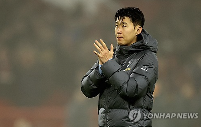 지난 2001년부터 2005년까지 토트넘 홋스퍼에서 골키퍼로 활약했으며 지금도 토트넘에 애정을 갖고 있는 유명 골키퍼 선배가 손흥민의 현 소속팀 잔류를 예상했다. 영국 매체 '스포츠몰'은 3일 "토트넘의 주장 손흥민이 소속팀과 계약이 6개월에 접어들었다. 그런도 불구하고 케이시 켈러는 손흥민이 북런던에서 선수 생활을 이어 갈 것이라고 말했다"라고 보도했다.&nbsp;켈러는 미국 국가대표 출신으로 브래드 프리델과 함께 프리미어리그에 미국 골키퍼 전성시대를 열어젖힌 스타플레이어 출신이고, 토트넘에도 애정이 강하다. 그런 그가 손흥민의 잔류를 확신했다. 연합뉴스