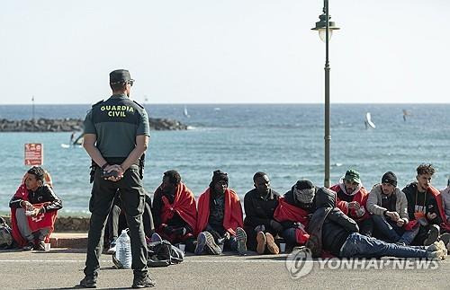 스페인 카나리아 제도에 도착한 난민들 [EPA 연합뉴스 자료사진. 재판매 및 DB 금지]