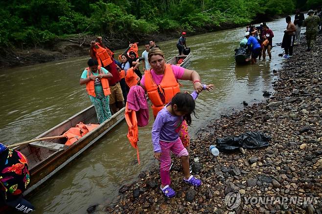 다리엔 갭 정글서 보트에 내린 이민자들 [AFP 연합뉴스 자료사진. 재판매 및 DB 금지]