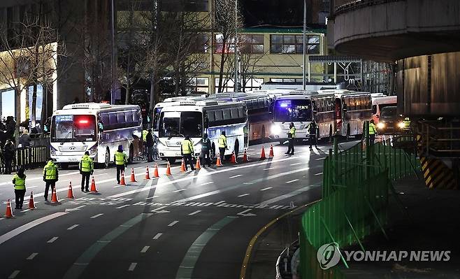 경찰버스로 막힌 한남동 관저 앞 (서울=연합뉴스) 윤동진 기자 = 고위공직자범죄수사처가 윤석열 대통령의 체포영장을 집행을 시작한 3일 서울 한남동 대통령 관저 인근이 경찰버스로 막혀있다. 2025.1.3 mon@yna.co.kr