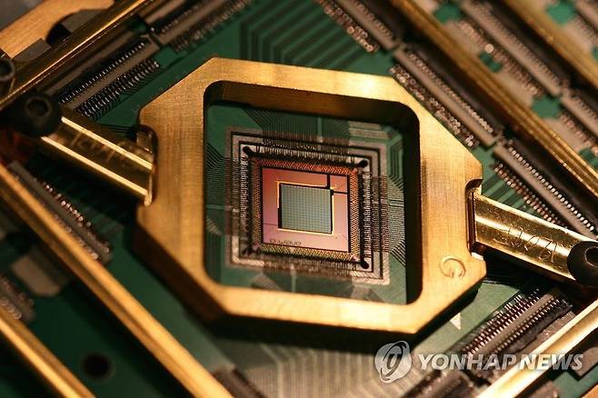양자 컴퓨터 프로세싱 유닛 [디 웨이브 시스템스 제공]