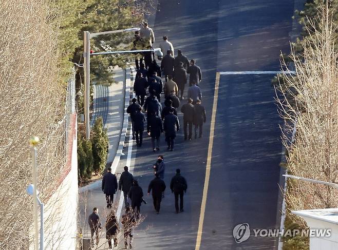 한남동 관저 경내에서 이동하는 인원들 (서울=연합뉴스) 이진욱 기자 = 고위공직자범죄수사처가 윤석열 대통령의 체포영장 집행에 나선 3일 서울 용산구 한남동 대통령 관저 경내 언덕길을 사람들이 올라가고 있다. 2025.1.3 cityboy@yna.co.kr