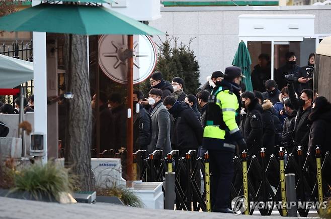 공수처, 한남동 관저 진입 (서울=연합뉴스) 윤동진 기자 = 윤석열 대통령에 대한 체포영장 집행에 나선 고위공직자범죄수사처 수사관들이 3일 서울 용산구 한남동 대통령 관저 입구를 통과해 진입하고 있다. 2025.1.3 mon@yna.co.kr